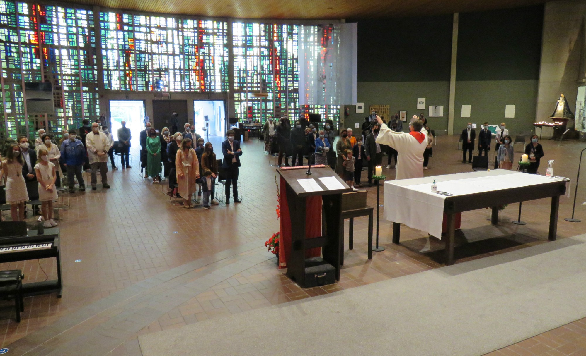 Vormselviering o.l.v. Bisschoppelijk vicaris Bart Paepen in de Sint-Anna-ten-Drieënkerk, Antwerpen Linkeroever